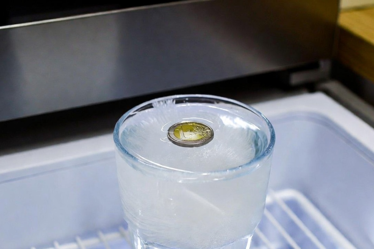 Trik sa novčićem u zamrznutoj čaši: Genijalan način da saznate da li je nestalo struje dok niste bili kod kuće – image 1