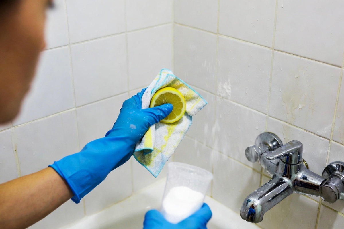 Čišćenje kupatilskih pločica limunom i sodom bikarbonom: čemu služi i koliko često to treba raditi – image 1