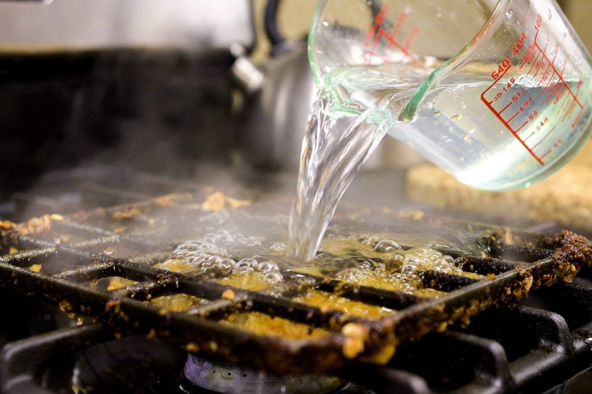 Sipajte 1 šolju u ključalu vodu i potopite prljavu rešetku šporeta. Lepljivi sloj masti će nestati. Čišćenje rešetke plinskog šporeta – image 1