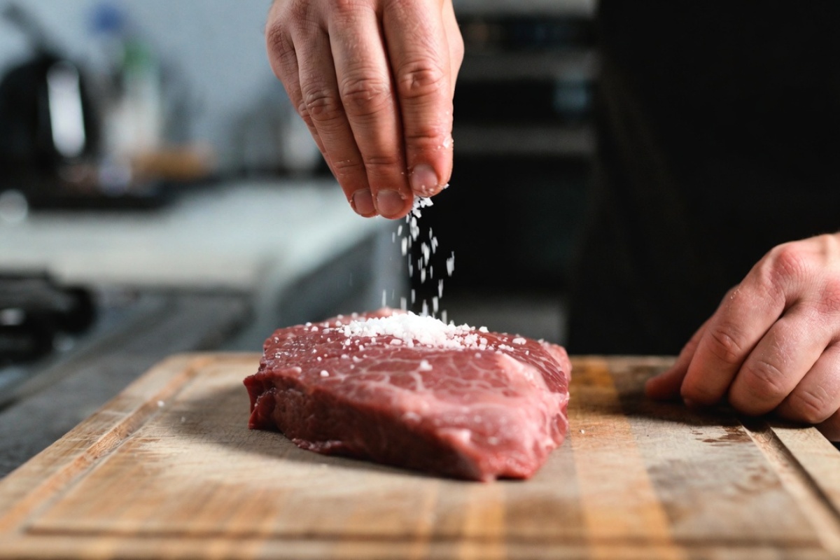 Kada posoliti meso da ne bude tvrdo kao đon? Morate zapamtiti jednu stvar – image 1