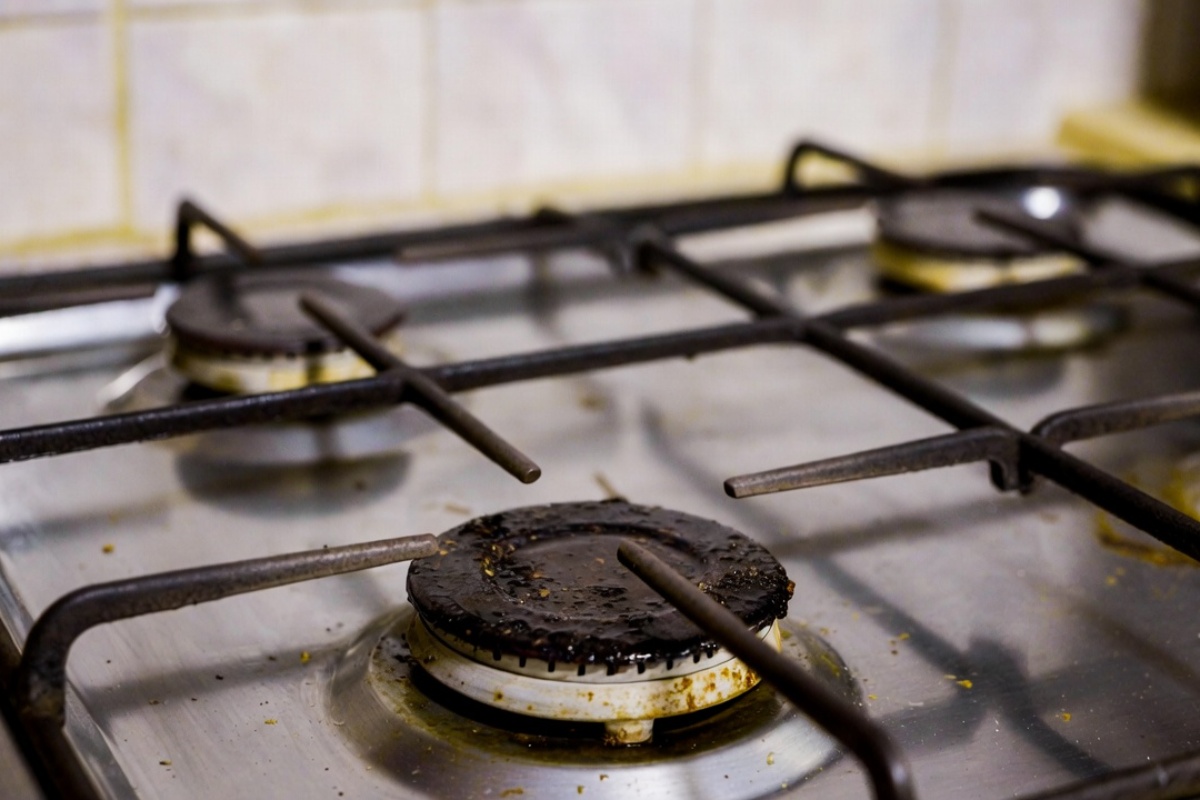 Dodajte 10 kapi i podmažite prljave gorionike. Izgorela prljavština će sama otpasti. Način za čišćenje gorionika plinskog šporeta – image 1