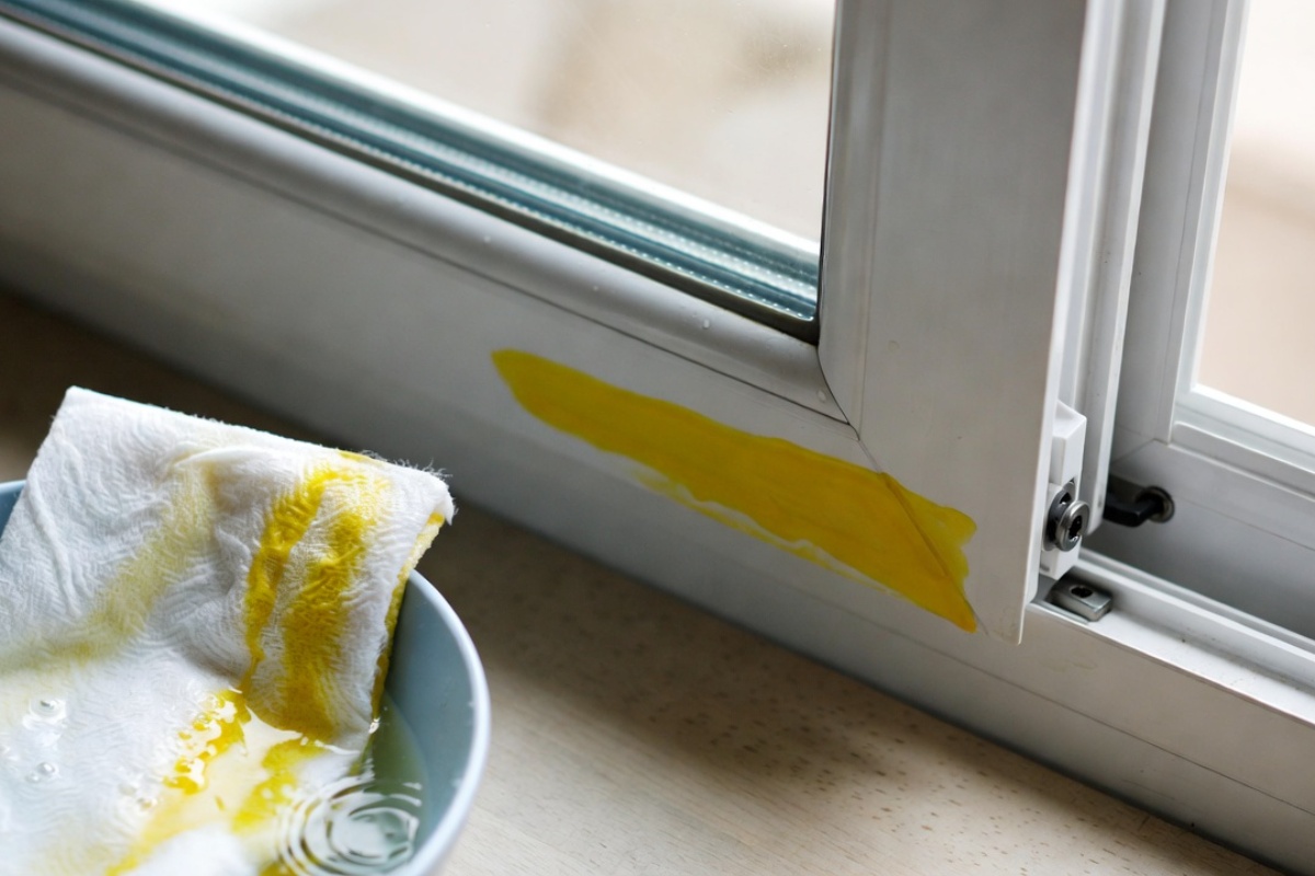 Pomešajte ovo sa vodom i nanesite na krpu. Žute mrlje sa PVC prozorskih okvira nestaju bez ribanja – image 1