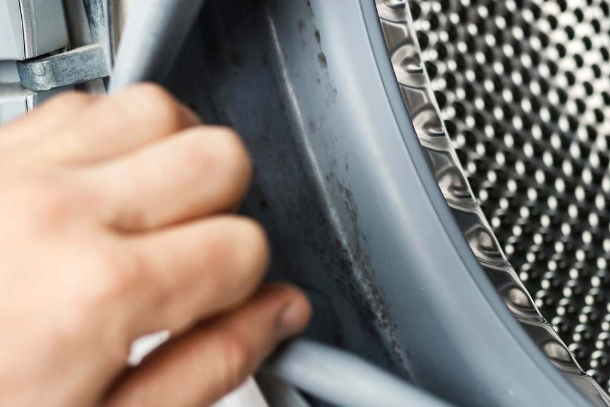 Intenzivno čišćenje gume na veš mašini za uklanjanje sve nakupljene prljavštine krpom i jednim sredstvom za čišćenje – image 1