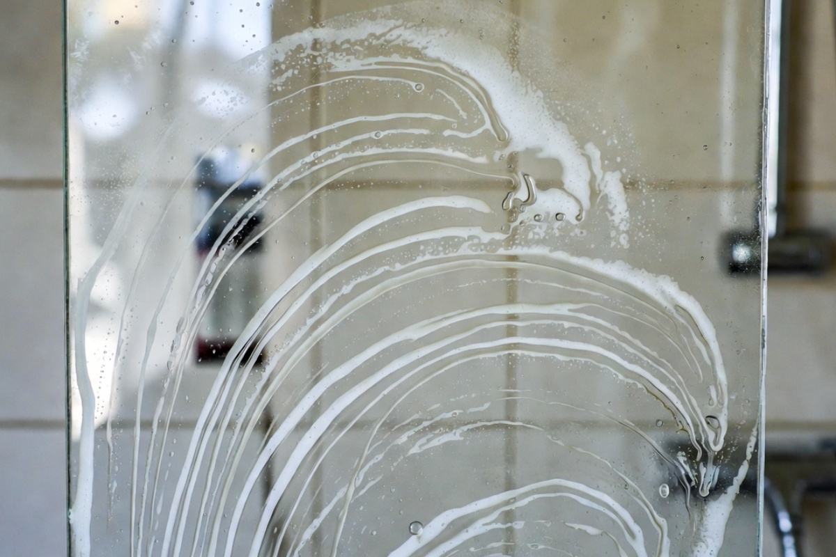 Rešenje za čišćenje stakla tuš kabine u sekundi koje traje dugo, prema savetu hemijskog inženjera – image 1