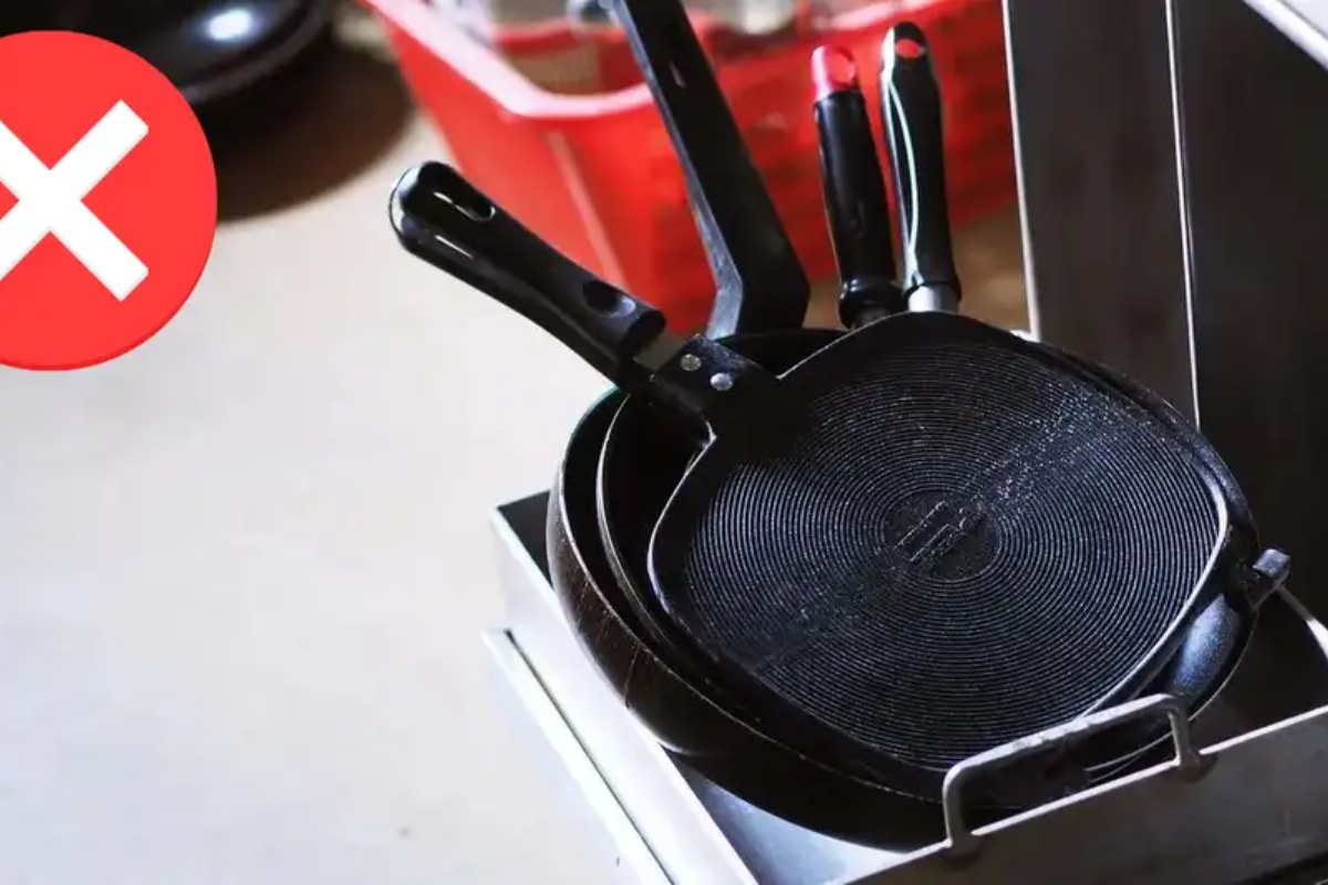 Svi to rade, ali je pogrešno: zašto ne bi trebalo da slažete tiganje jedan na drugi u kuhinji – image 1