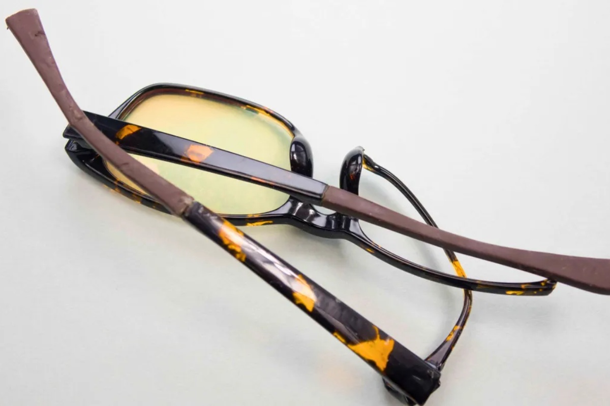 Kako popraviti savijene drške naočara bez lomljenja okvira – image 1