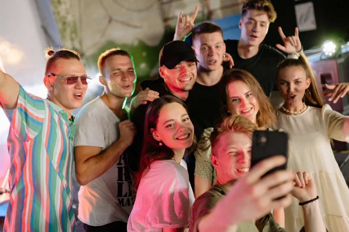 „Socijalni mamurluk“: Psihologija objašnjava zašto se osećamo iscrpljeno nakon druženja – image 1