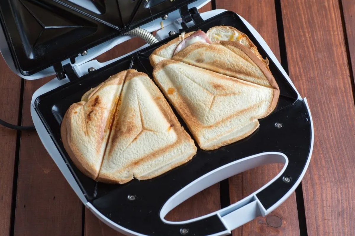 Kako očistiti toster za sendviče tako da na njemu ne ostane nimalo ostataka hrane – image 1