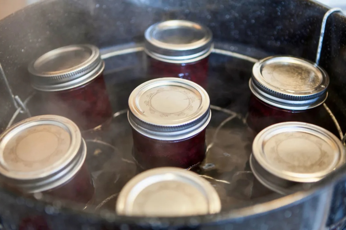 Zašto se sirće dodaje u zimnicu i kako ono produžava rok trajanja namirnica – image 1