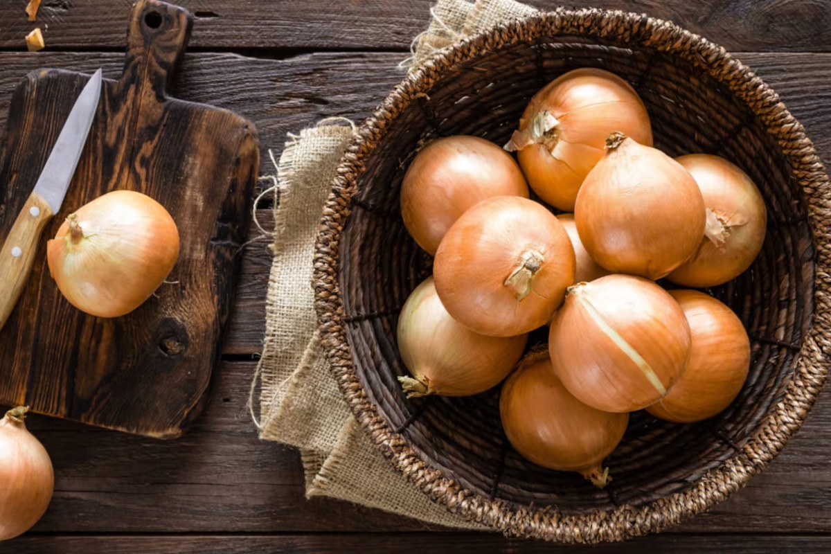 Umotavanje crnog luka u prozirnu foliju: čemu služi i zašto se preporučuje – image 1