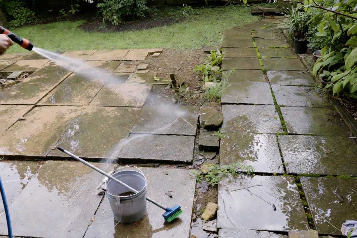 Kako očistiti pocrnele terase i baštenske staze uz skoro nimalo truda koristeći jednostavne metode koje zaista rade – image 1