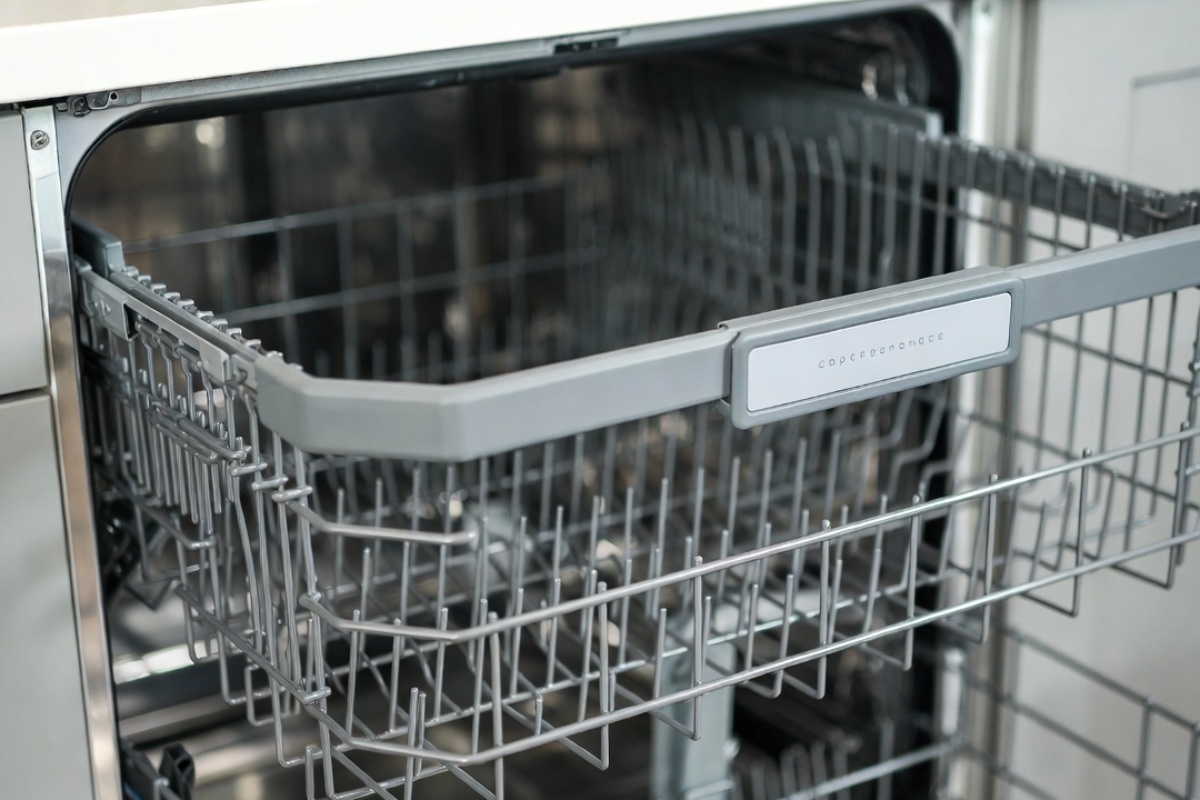 Malo ljudi u Srbiji zna: čemu služi mala klapna na gornjoj rešetki mašine za sudove? – image 2