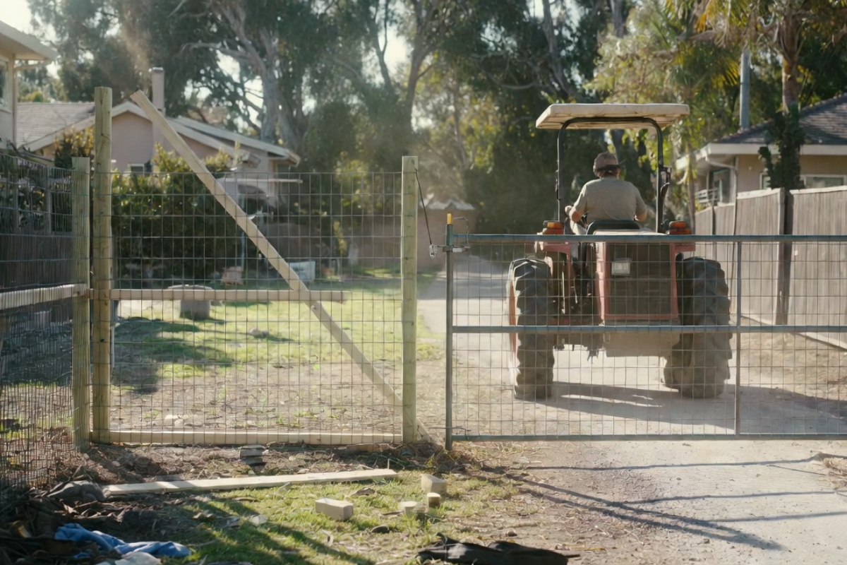 Vlasnik postavio ogradu u dvorištu zbog koje komšija mora da silazi sa traktora da bi je otvorio i prošao: Vrhovni sud smatra da je to „obična neprijatnost“ koja ne sprečava pravo prolaza – image 2