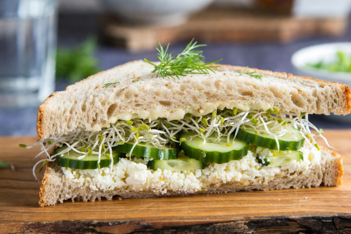 Super jednostavan hleb od kotiđ sira, savršen za proteinske sendviče bez brašna – image 2