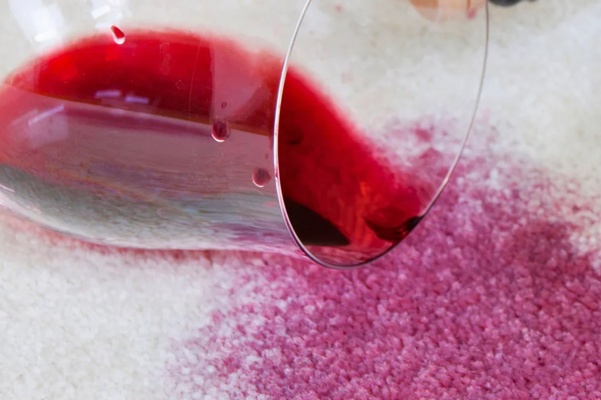 Korak po korak: kako ukloniti mrlje od vina pomoću belog sirćeta – image 2