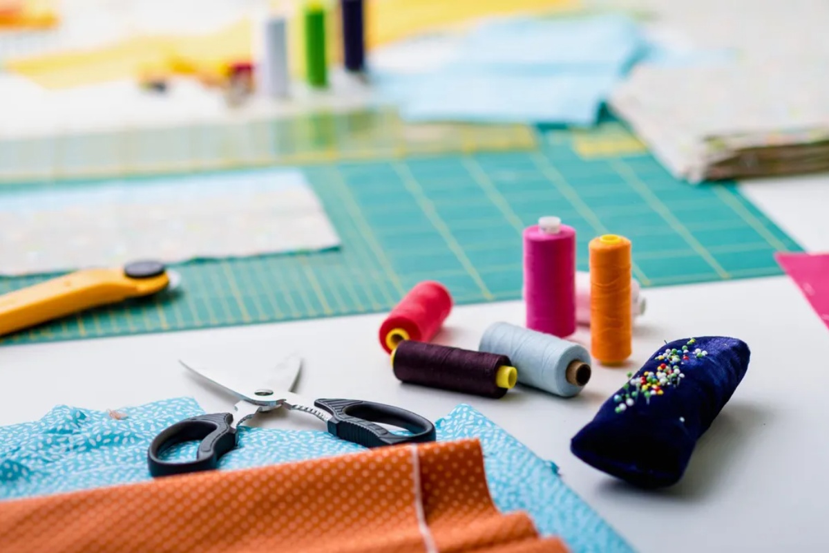 Uradi sam: ako vam preostane komad tkanine, napravite veoma koristan organizator za kuhinjski pribor – image 2