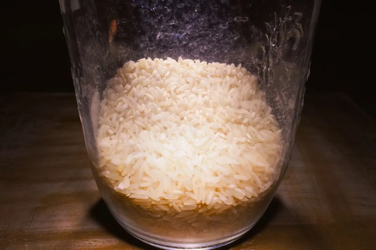 Kako očistiti veoma usku staklenu flašu: zahvaljujući kućnom triku – image 2