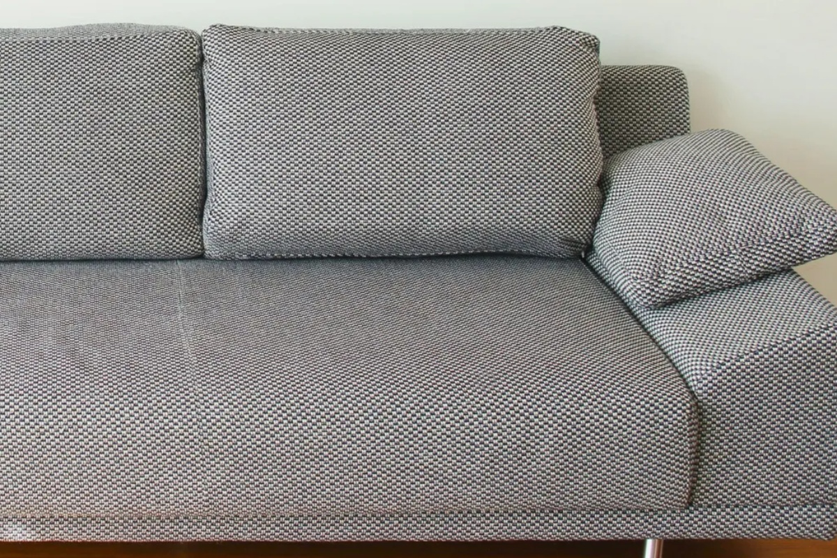 Kako ukloniti nabore sa kauča: uz domaći trik i peglu – image 2