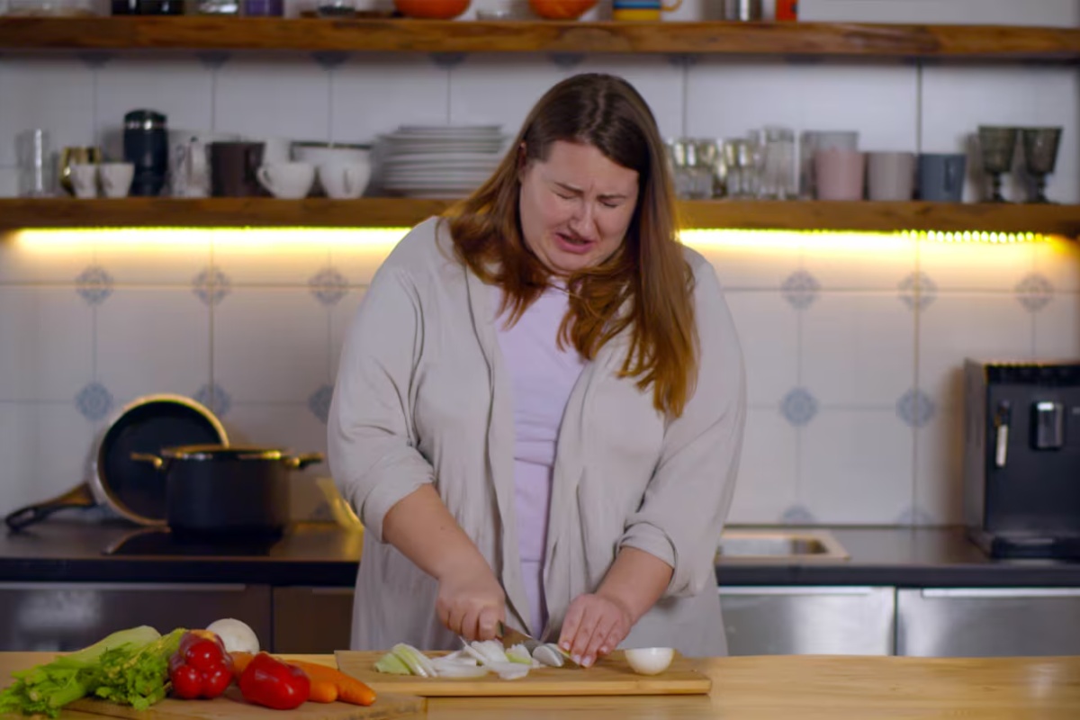 Stavljanje drvene kašike na dasku pri sečenju luka: koje su prednosti – image 2