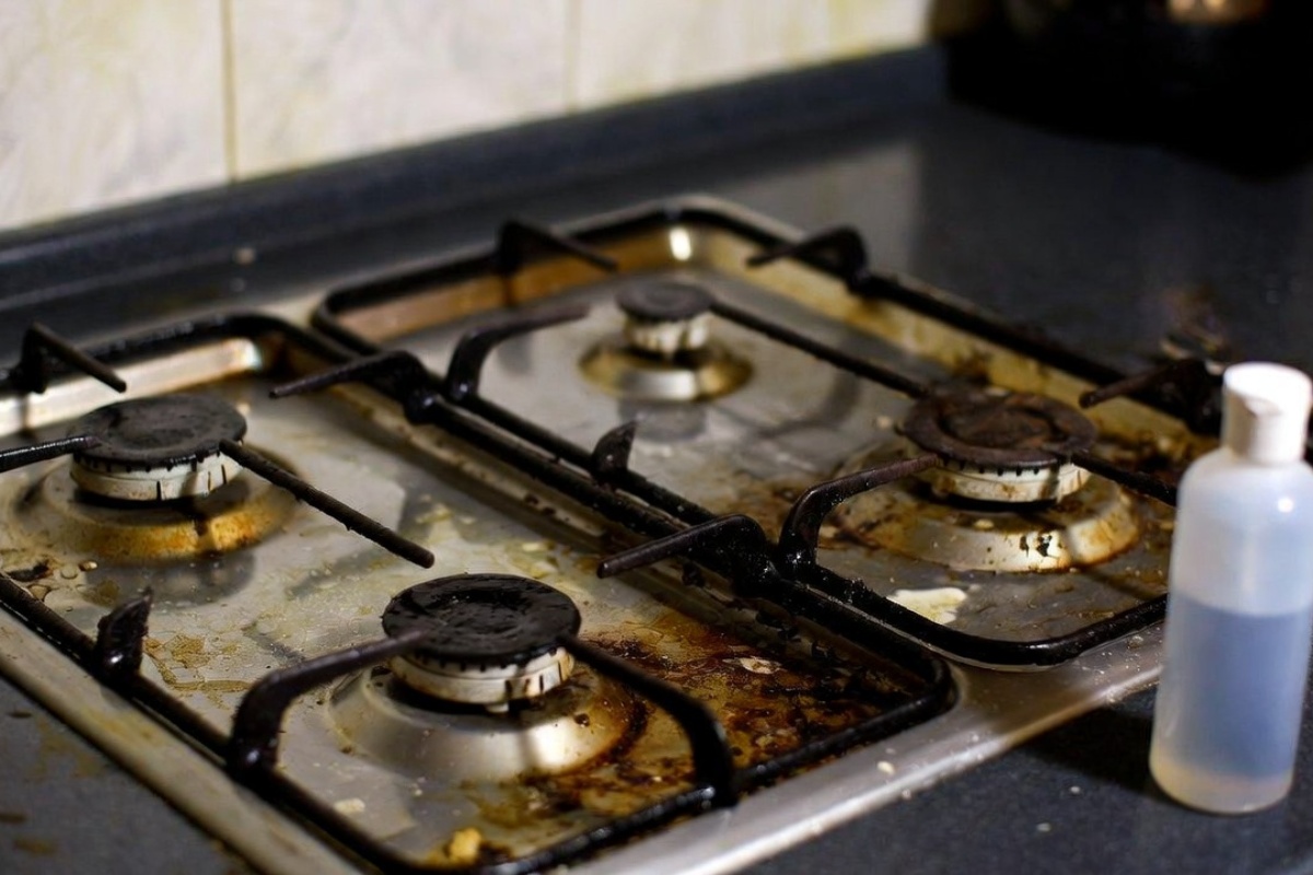 Dodajte 10 kapi i podmažite prljave gorionike. Izgorela prljavština će sama otpasti. Način za čišćenje gorionika plinskog šporeta – image 2