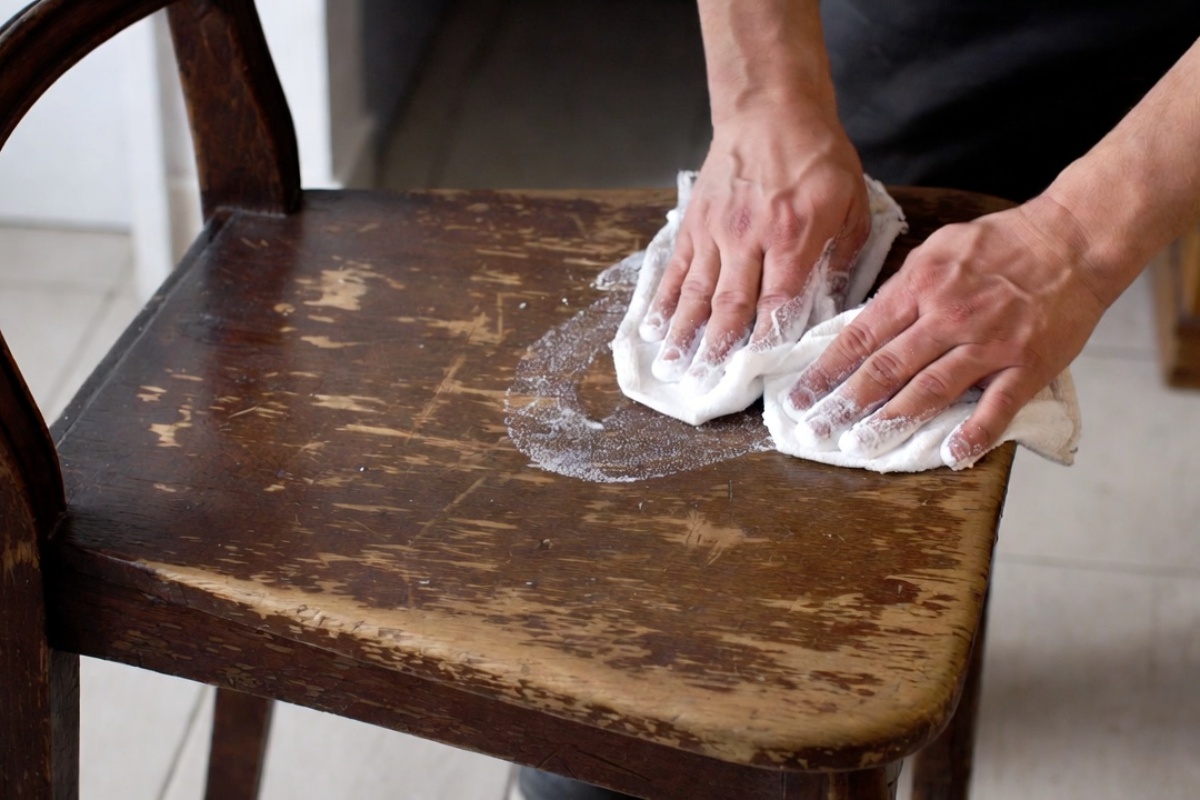 Bez laka i skupih proizvoda: kako obnoviti stari drveni nameštaj sa samo dva sastojka – image 2