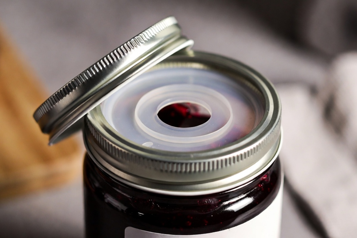 Malo ko zna: čemu služi plastični disk unutar poklopaca tegli – image 2