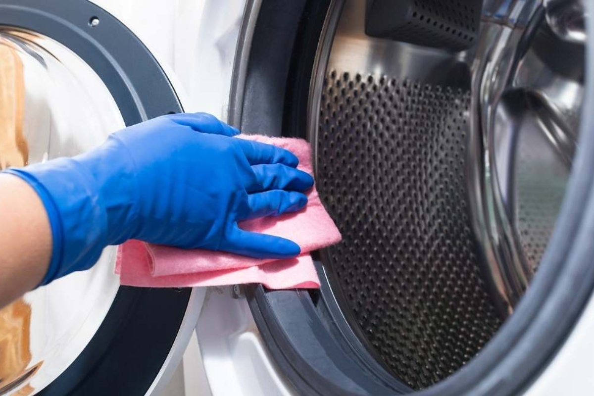 Intenzivno čišćenje gume na veš mašini za uklanjanje sve nakupljene prljavštine krpom i jednim sredstvom za čišćenje – image 2