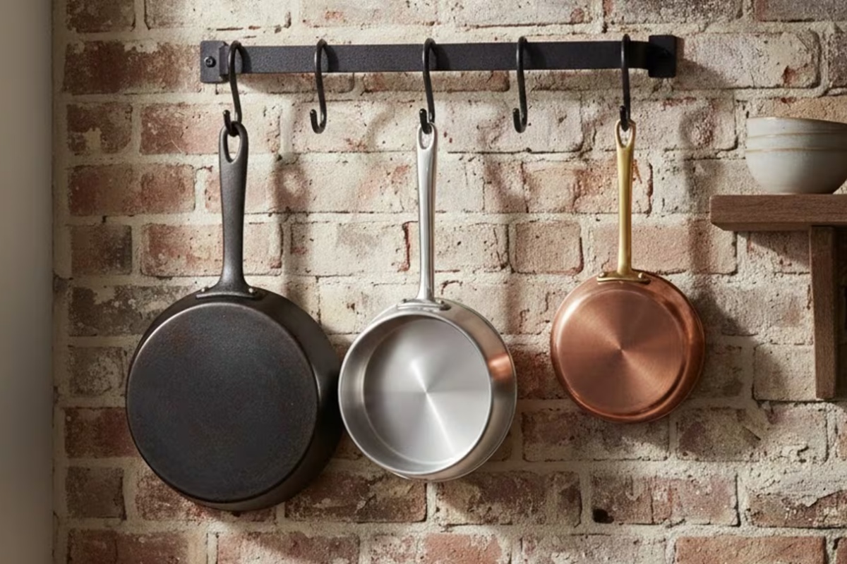 Svi to rade, ali je pogrešno: zašto ne bi trebalo da slažete tiganje jedan na drugi u kuhinji – image 2