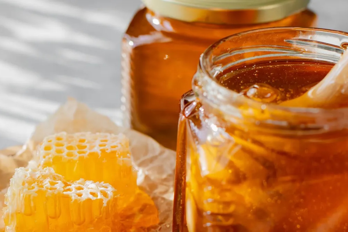 Mešanje meda sa piljevinom: zašto se preporučuje i koje su prednosti – image 2