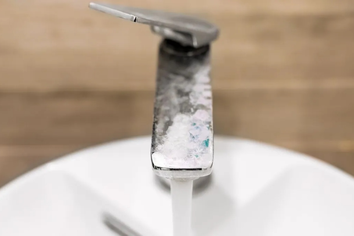 Jednostavan trik za uklanjanje kamenca nakupljenog na slavinama u kupatilu – image 2