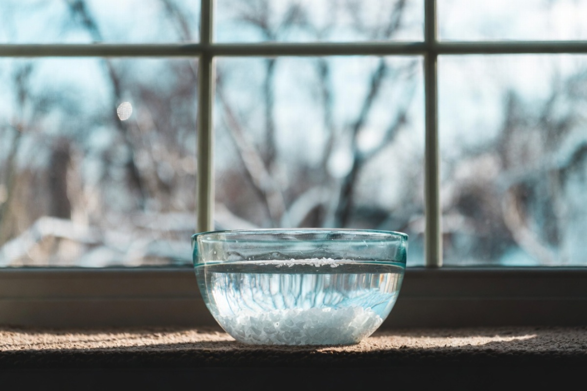 Činija slane vode pored prozora zimi: ovaj jednostavan trik deluje podjednako dobro kao aluminijumska folija leti – image 2