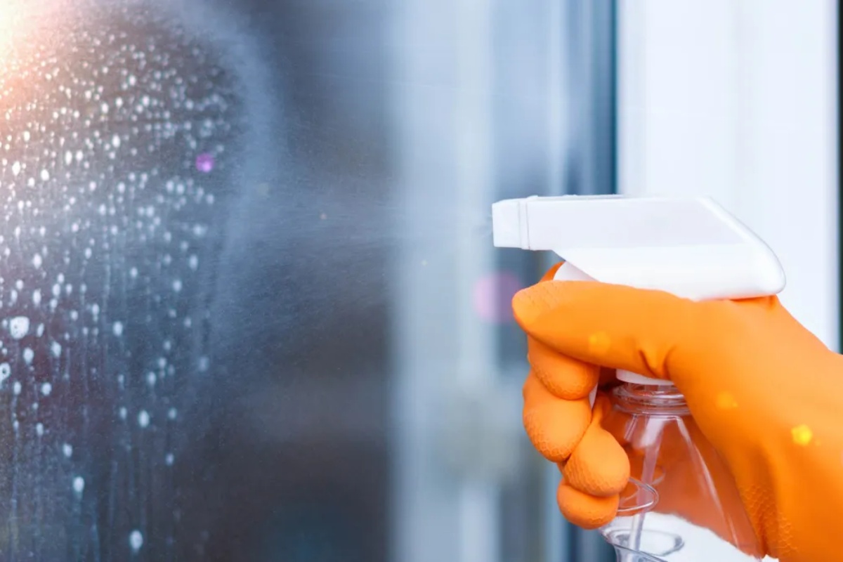 Ljudi u Srbiji lepe foliju sa mehurićima na svoje prozore kako bi smanjili troškove grejanja — evo zašto to deluje – image 2