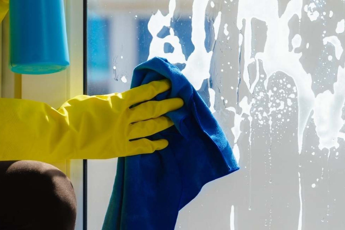 Dubinsko čišćenje prozora za uklanjanje prljavštine i vraćanje sjaja: domaći recept sa 3 sastojka koji ih ostavlja kao novim – image 3