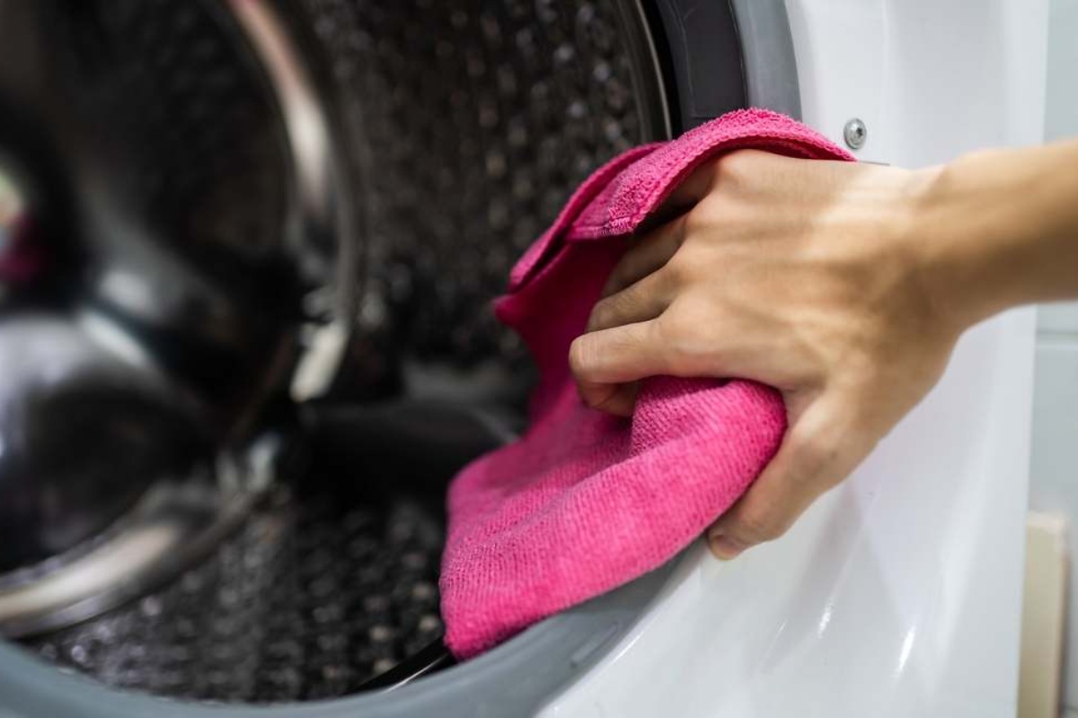 Intenzivno čišćenje gume na veš mašini za uklanjanje sve nakupljene prljavštine krpom i jednim sredstvom za čišćenje – image 3