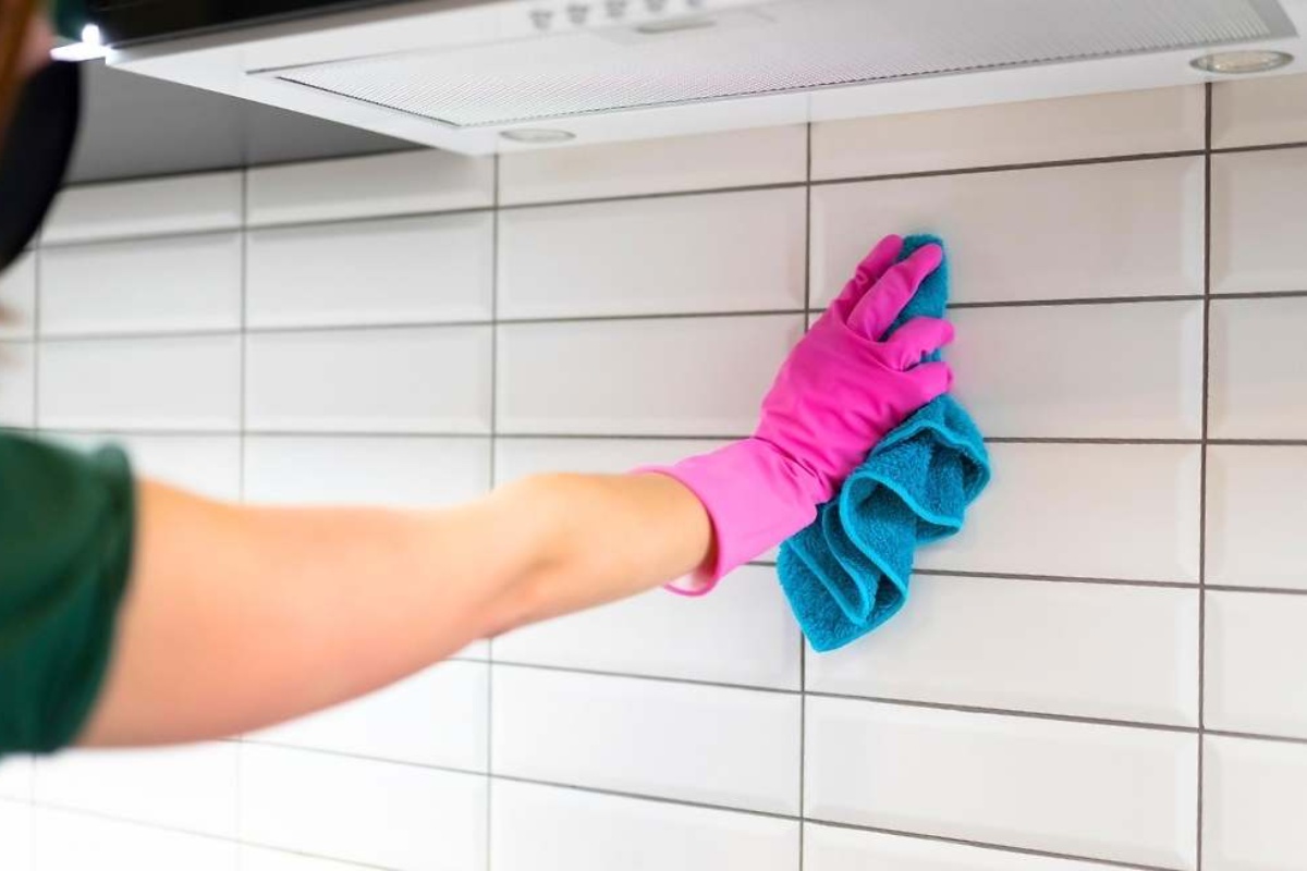 Dubinsko čišćenje kuhinjskih pločica: metoda za uklanjanje naslaga masnoće i vraćanje sjaja u samo jednom potezu – image 3