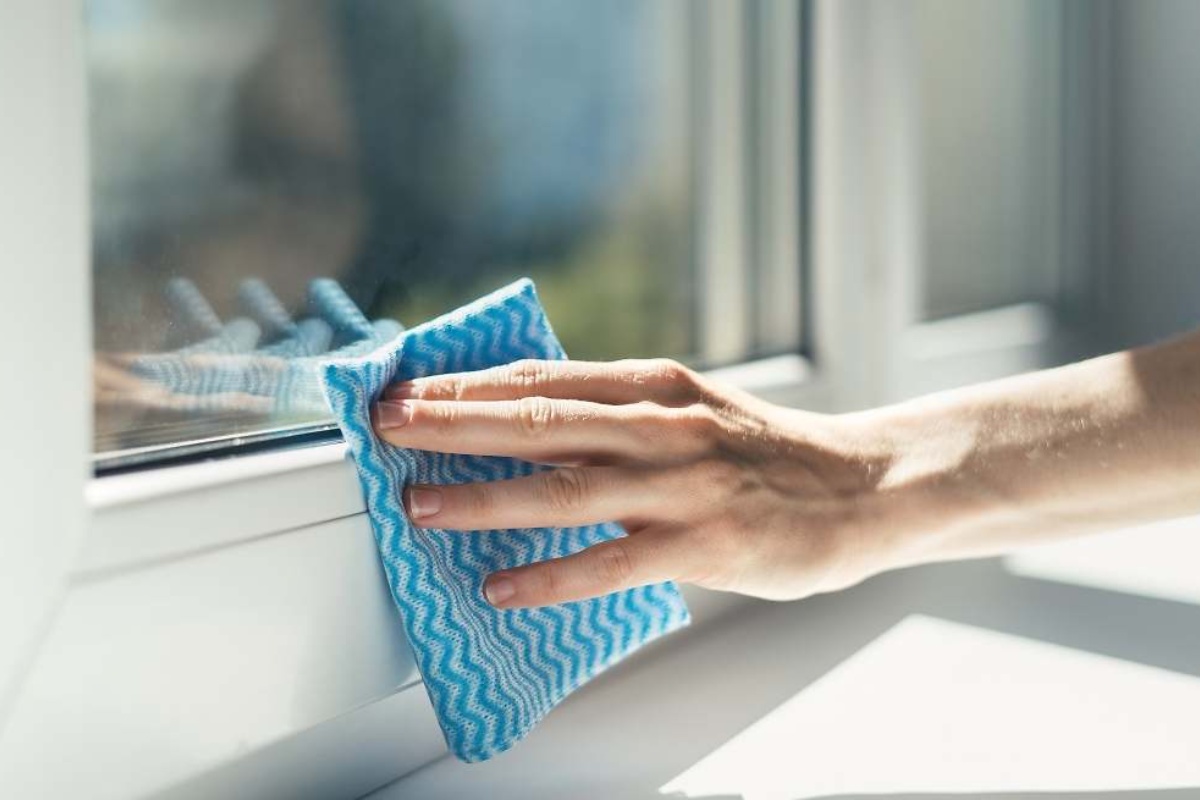 Dubinsko čišćenje prozora za uklanjanje prljavštine i vraćanje sjaja: domaći recept sa 3 sastojka koji ih ostavlja kao novim – image 4