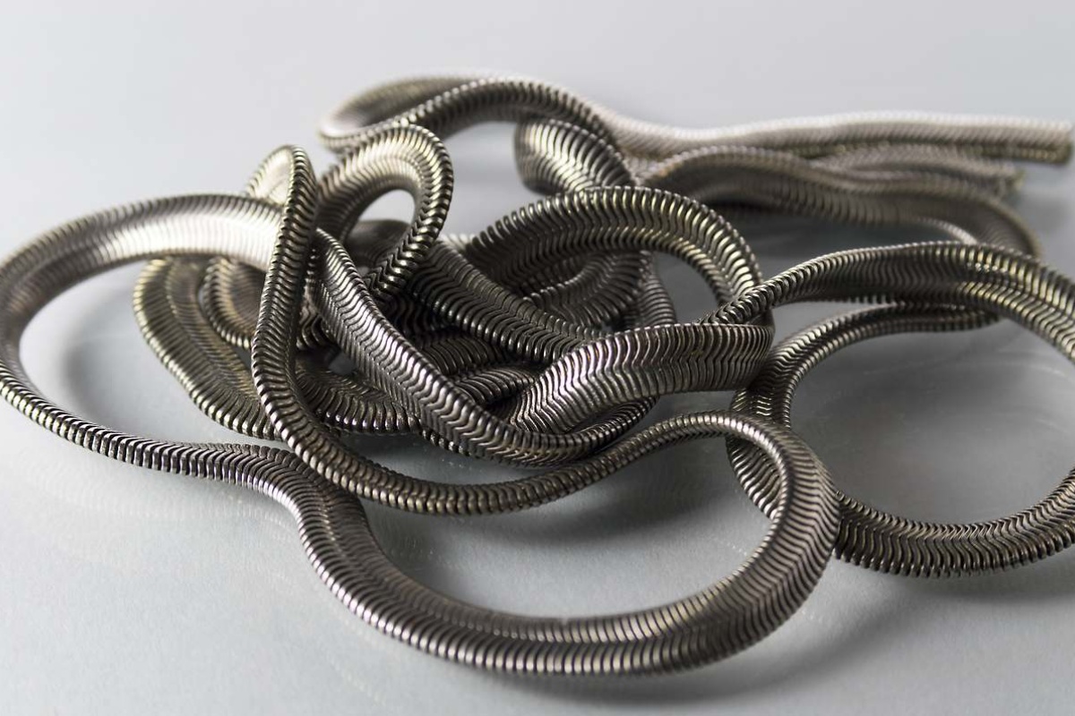 Pomešajte sodu bikarbonu, so i aluminijumsku foliju: jednostavan trik da vratite sjaj svom srebrnom nakitu – image 4