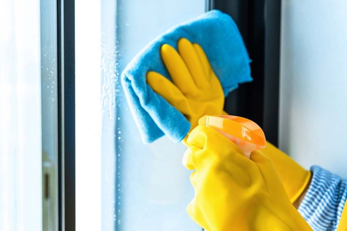 Dubinsko čišćenje prozora za uklanjanje prljavštine i vraćanje sjaja: domaći recept sa 3 sastojka koji ih ostavlja kao novim – image 5