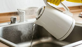 Polievanie umývadla horúcou vodou: inštalatéri varujú a vysvetľujú, prečo to nie je odporúčané.