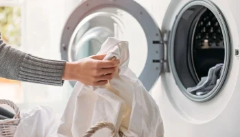 Spălarea perdelelor cu o lingură de zahăr: de ce este recomandat și la ce este util.