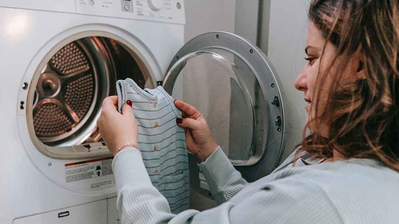 Ako imate kuhinjsku spužvicu, imate blago: tajnu koja poboljšava kvalitetu svakog pranja i štiti vašu perilicu rublja.