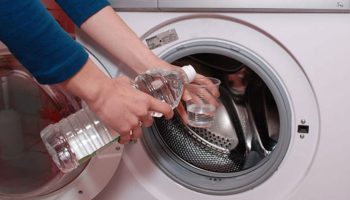 Pridávanie octu do práčky: prečo je to potrebné a prečo sa to odporúča.