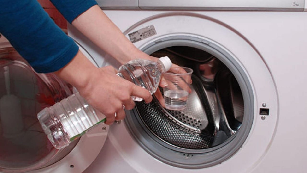 Pridávanie octu do práčky: prečo je to potrebné a prečo sa to odporúča.