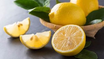 Položte citrón s bobkovými listami na vašu posteľ. Na druhý deň ráno, aj keď poviete.