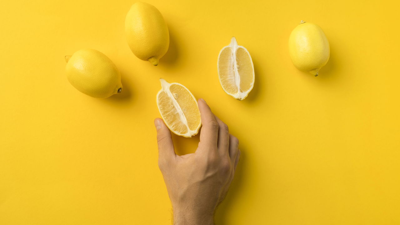 Trljanje prozorskih dasaka limunom: što je to i zašto se preporučuje.