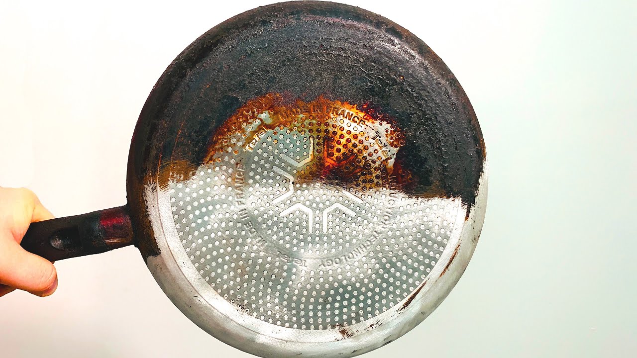 Kod kuće možete ukloniti smeđe mrlje s tave u nekoliko minuta i bez napora.