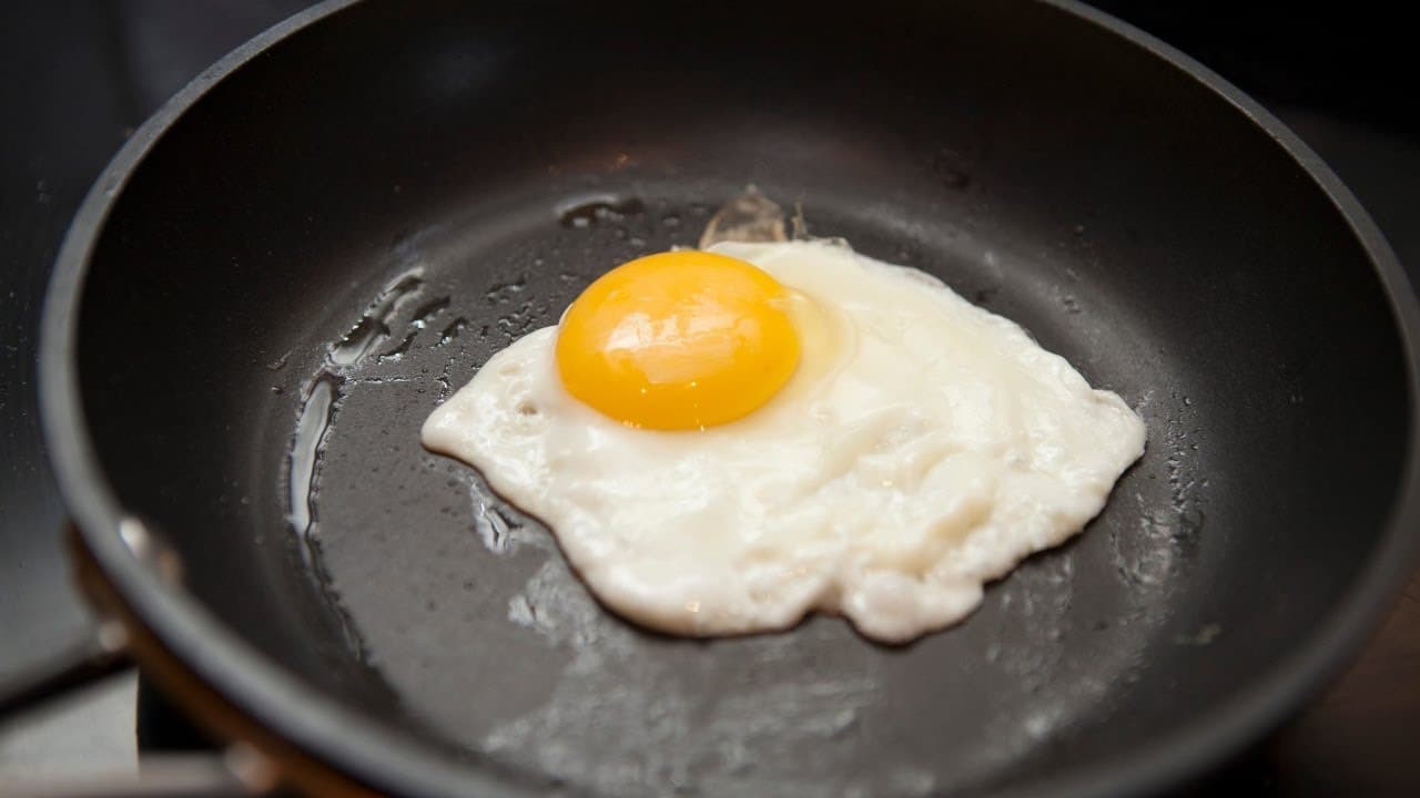 Zašto se preporučuje dodati ocat u tavu kada se prže jaja?