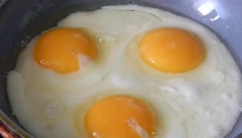 Prečo sa odporúča pridávať ocot do panvice pri vyprážaní vajec?