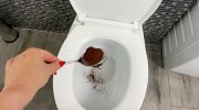 Stačí jedna lyžica: preto čoraz viac ľudí vyhadzuje kávovú usadeninu do záchoda