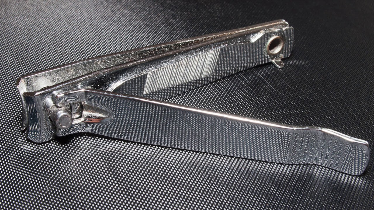 Koja je potreba za malom rupom u škarama za manikuru?